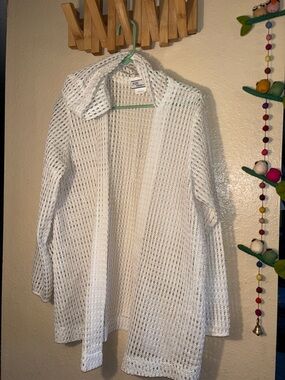 EUC vintage Avon Fashions open-knit duster or cardigan. It features a white, lig